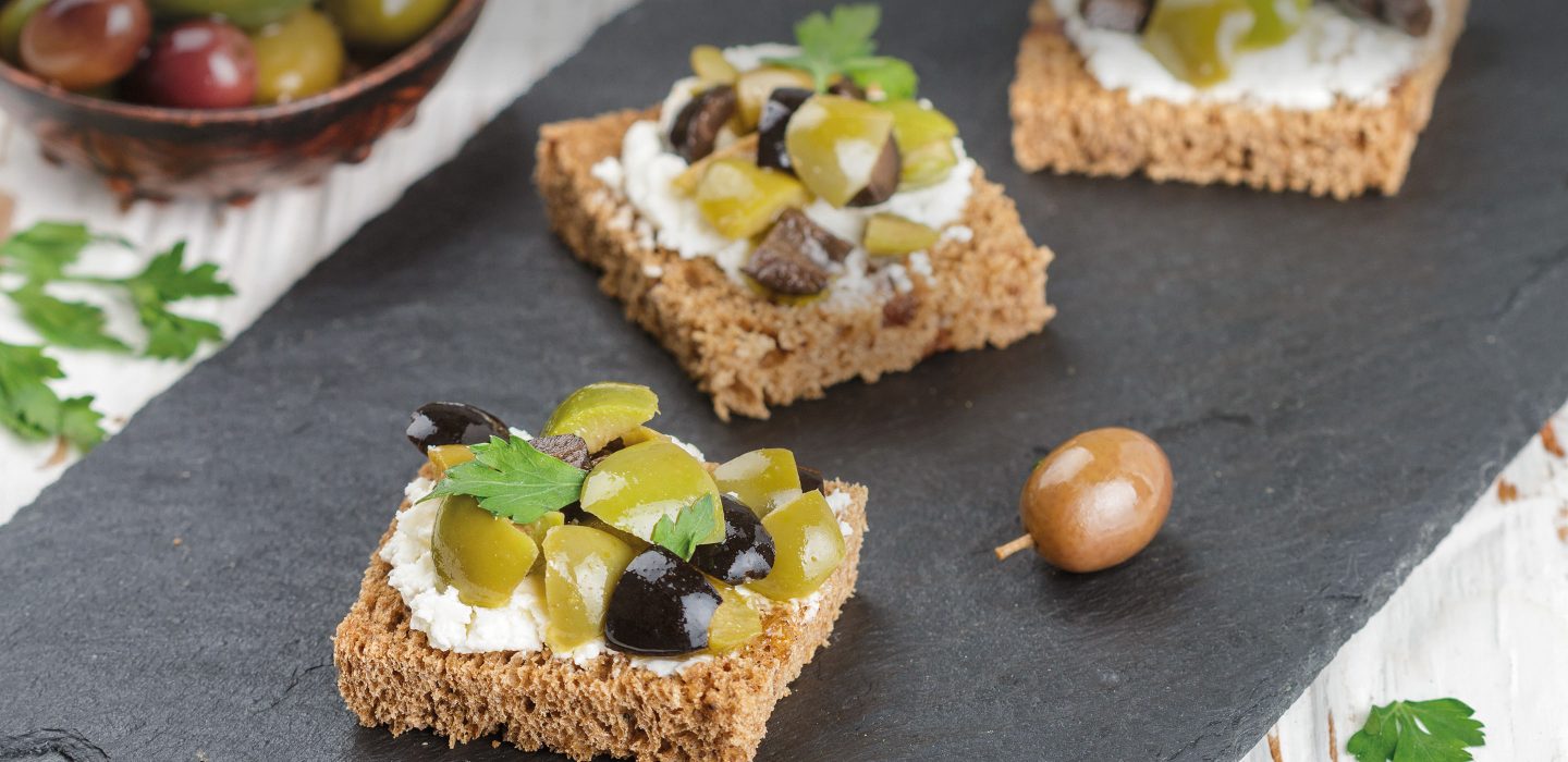 Toast-cheese-olives