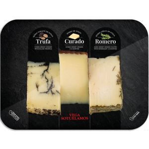 Platte mit 3 Portionen Schafskäse