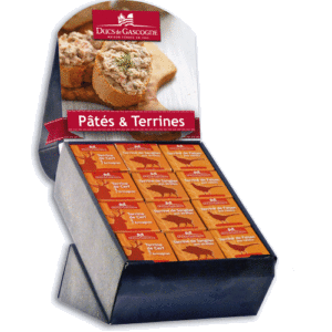 Assortiment de pâtés et terrines de gibier Ducs de Gascogne dans un présentoir de vente